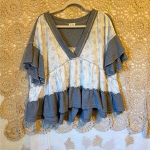 283 // EUC POL Mixed Textile Waffle / Floral Babydoll Style Top • Size Medium